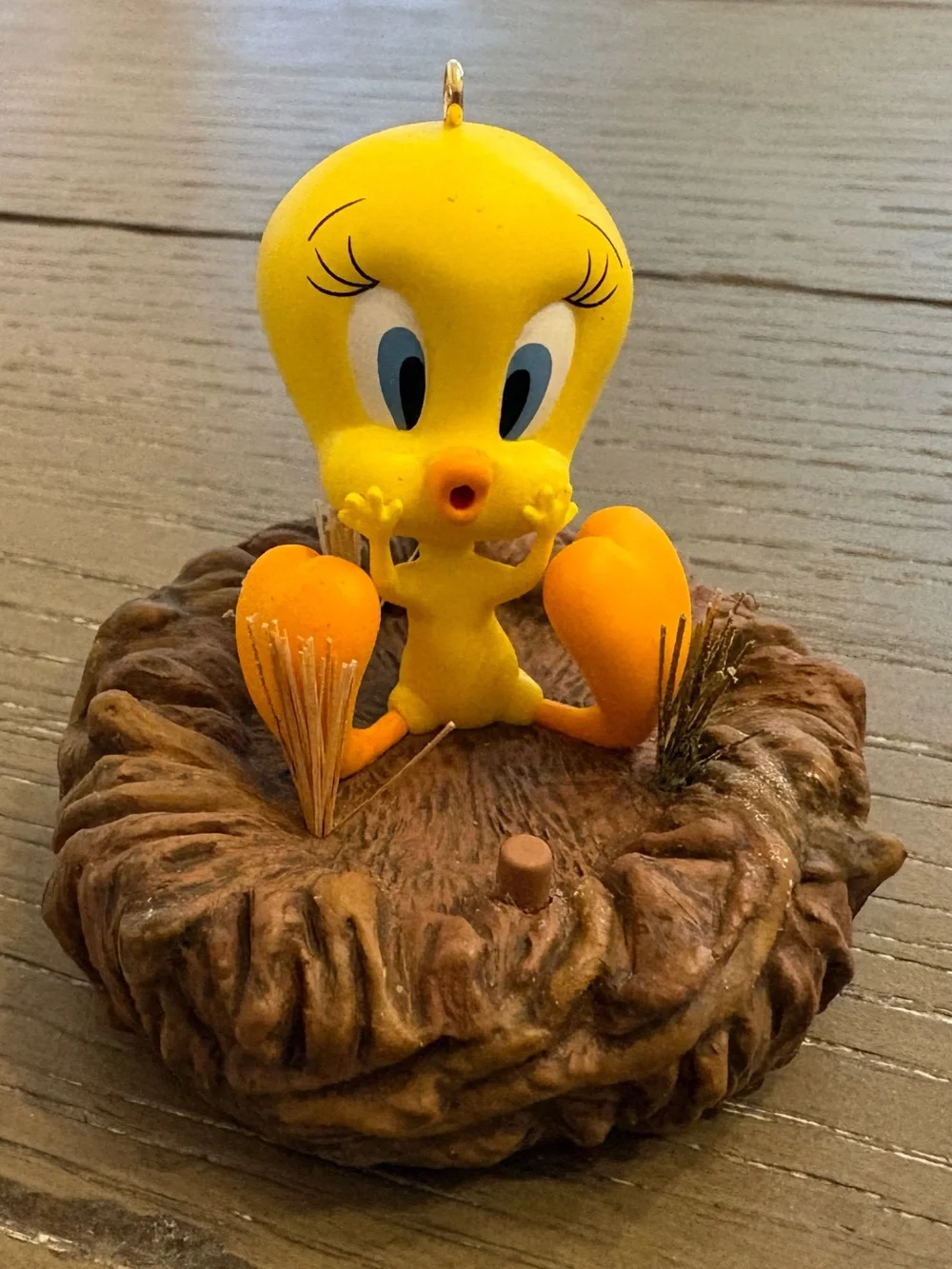 2010 Hallmark keepsake “I Tawt I Taw a Puddy Tat” Tweety Bird Ornament